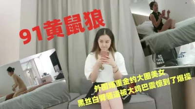 一边操一边按住奶子，逼里热乎乎的，好像要高潮了